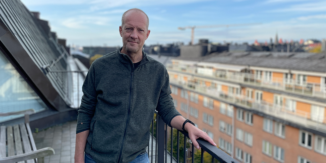 Central ombudsman på IF Metall, Ulf Carlsson, står riktad mot kameran och tittar in i kameran.