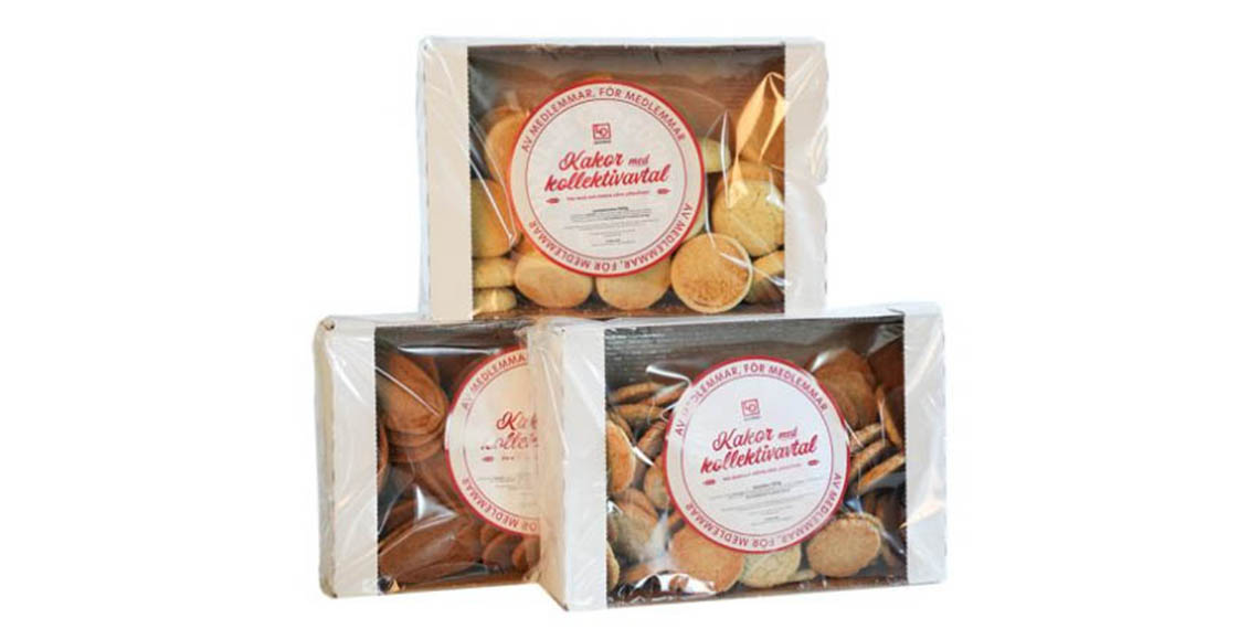 Förpackningar med kakor. På förpackningarna står Kakor med kollektivavtal