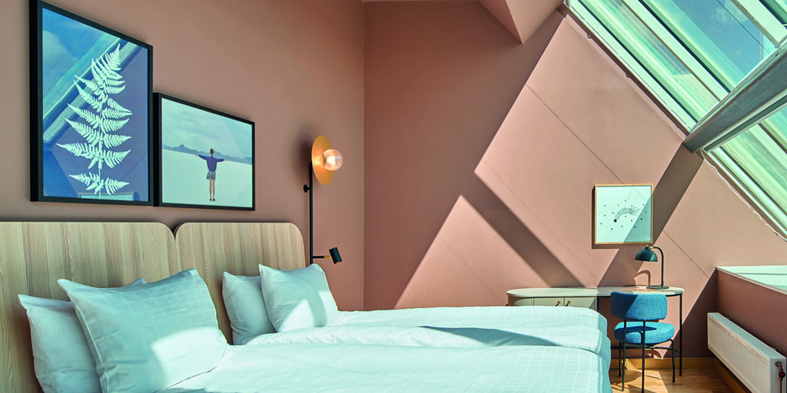 Ett hotellrum med en inbjudande säng