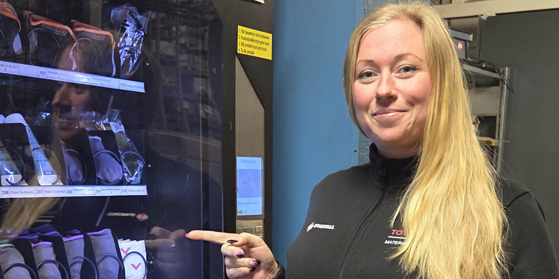 Jenny pekar på mensskyddsautomaten