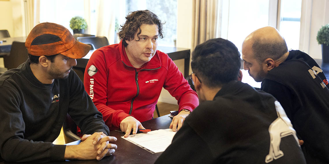 Gustaf Engbusk samtalar med medlemmar