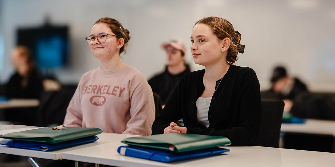 Genom lektionerna på Systemair har eleverna Sonja och Elsi fått en ny bild av hur det fungerar på en industri.