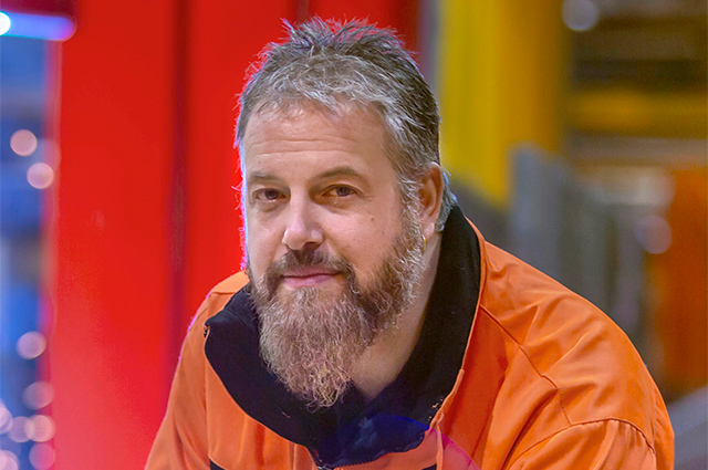 Person i orange arbetskläder på en industriarbetsplats.