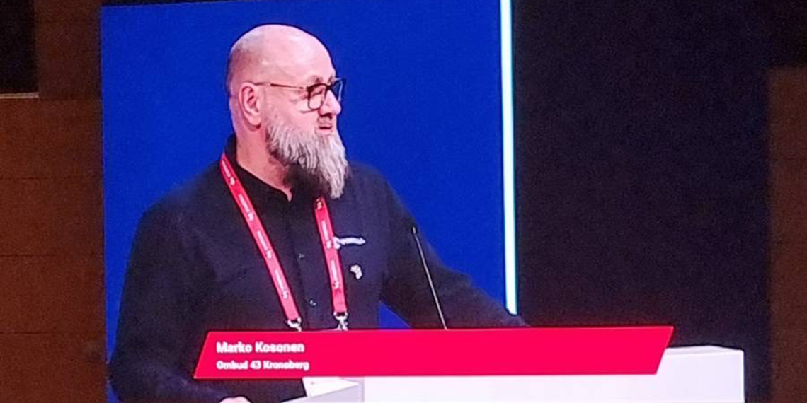 Kongressledamot Marko Kosonen i  talarstolen