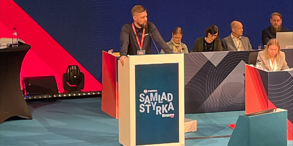 Kongressledamot Niklas Johansson i talarstoeln